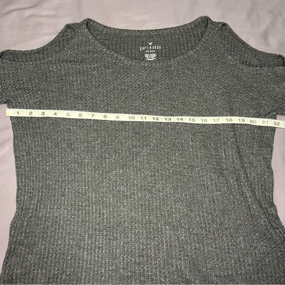 American Eagle size extra small grey waffle knit cold shoulder sweater - Picture 6 of 7